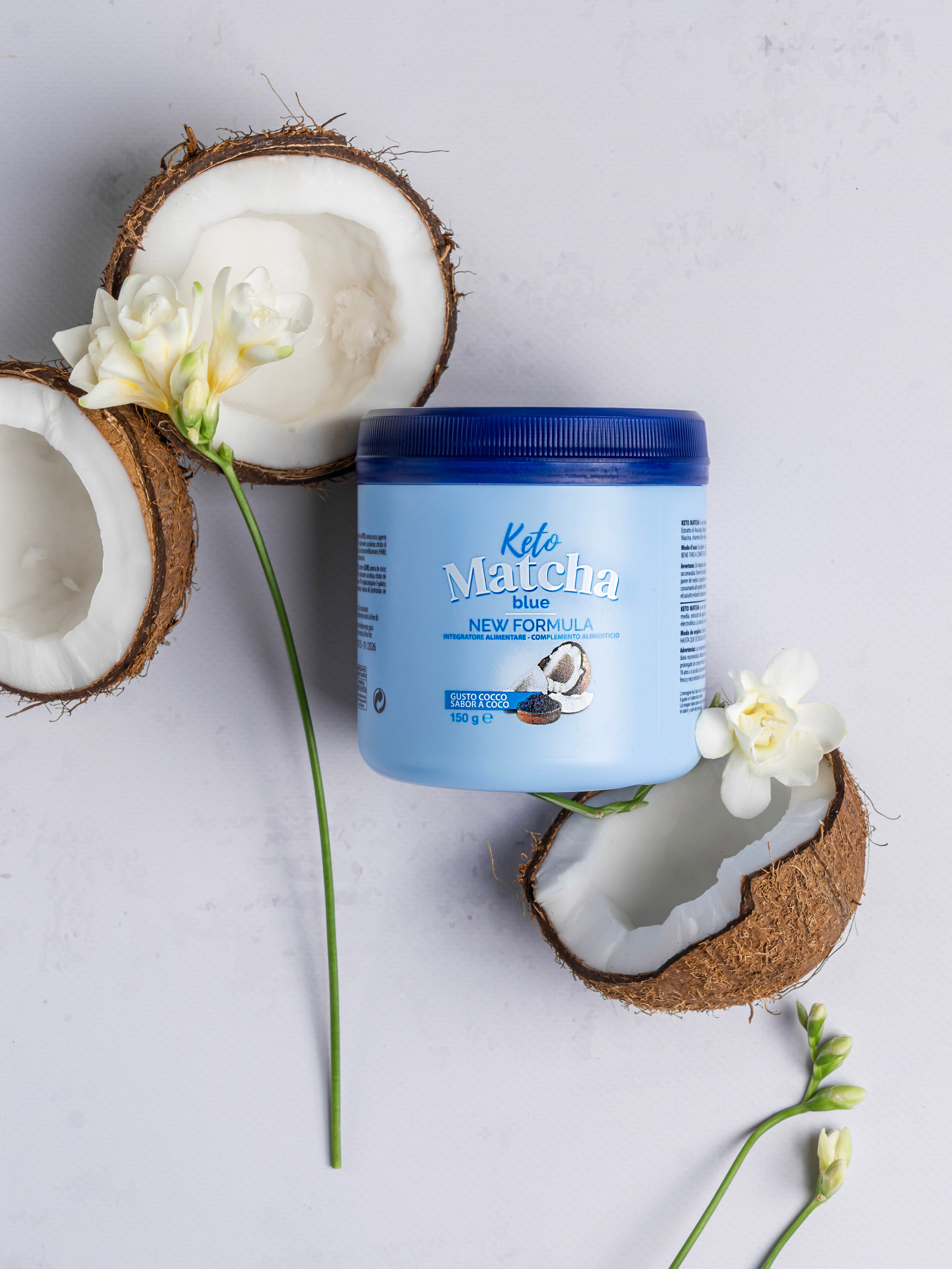 Keto Matcha Blue - Opakowanie produktu z kokosami
